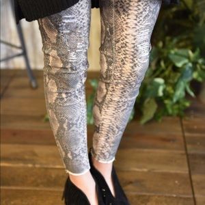 Snakeskin distressed skinny jeans 🙌🏻 Size 2